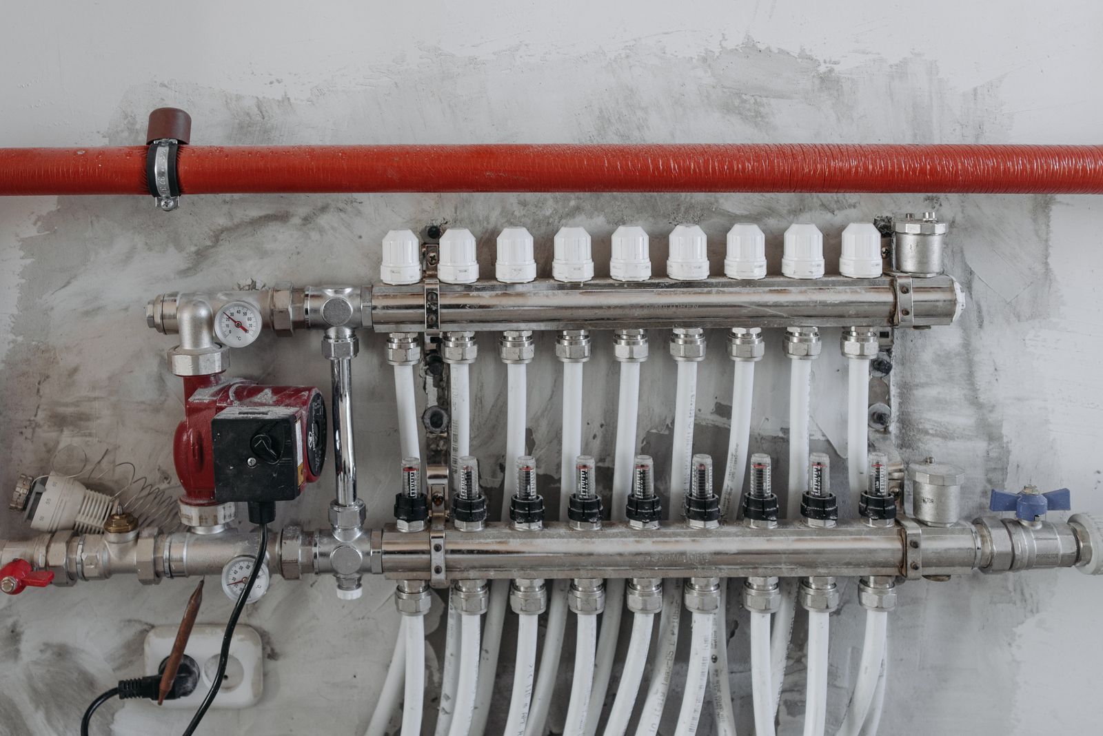 Underfloor heating manifold with pipes